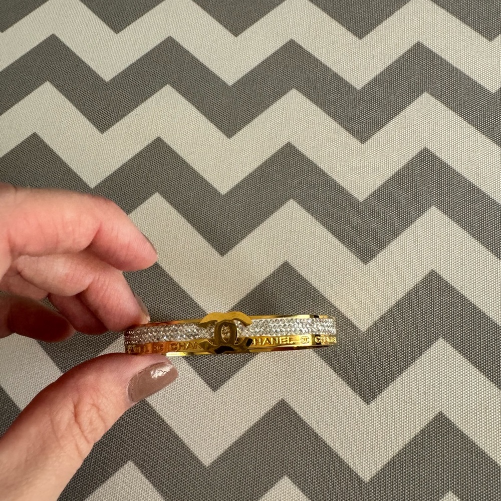 New gold fashion bracelet